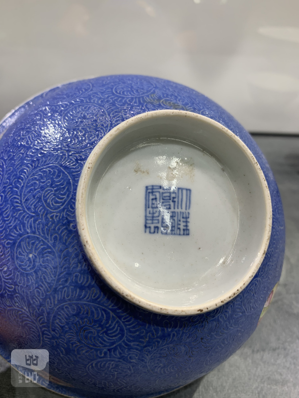 清乾隆蓝地轧道粉彩皮球花卉纹大碗 - 图7